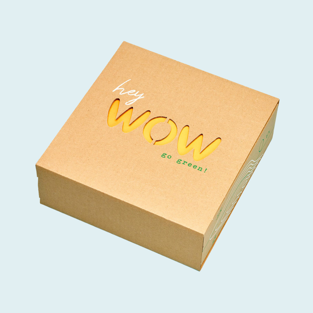 Geschenkbox von außen mit ausgestanztem WOW zum Geburtstag