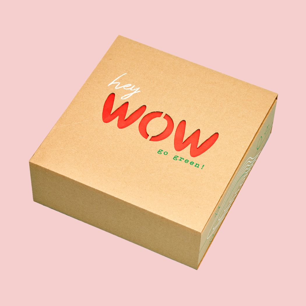 Geschenkbox von außen mit ausgestanztem WOW