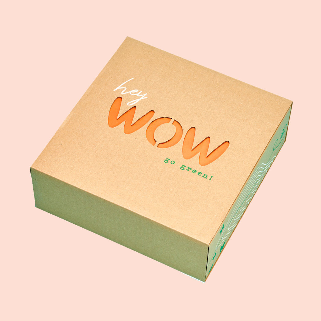 Geschenkbox von außen mit ausgestanztem WOW