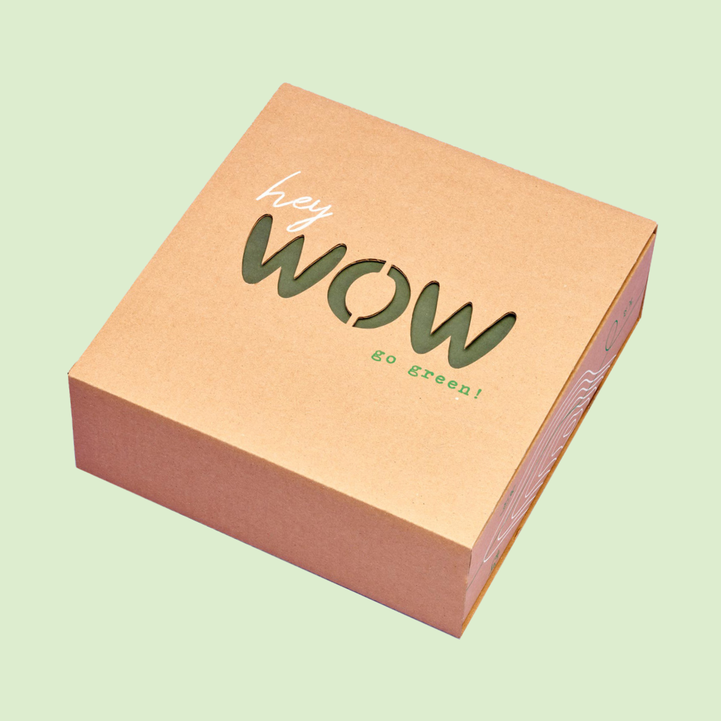 Geschenkbox von außen mit ausgestanztem WOW