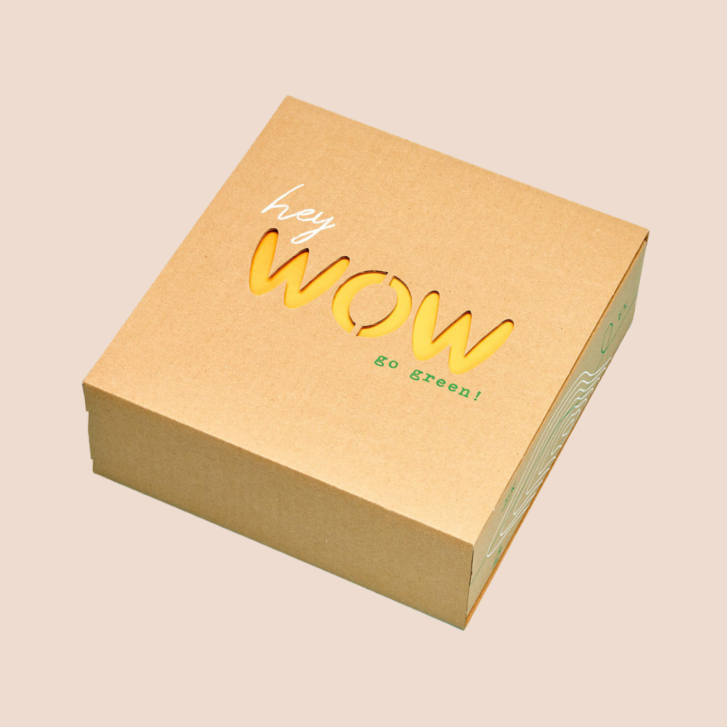 Geschenkbox von außen mit ausgestanztem WOW