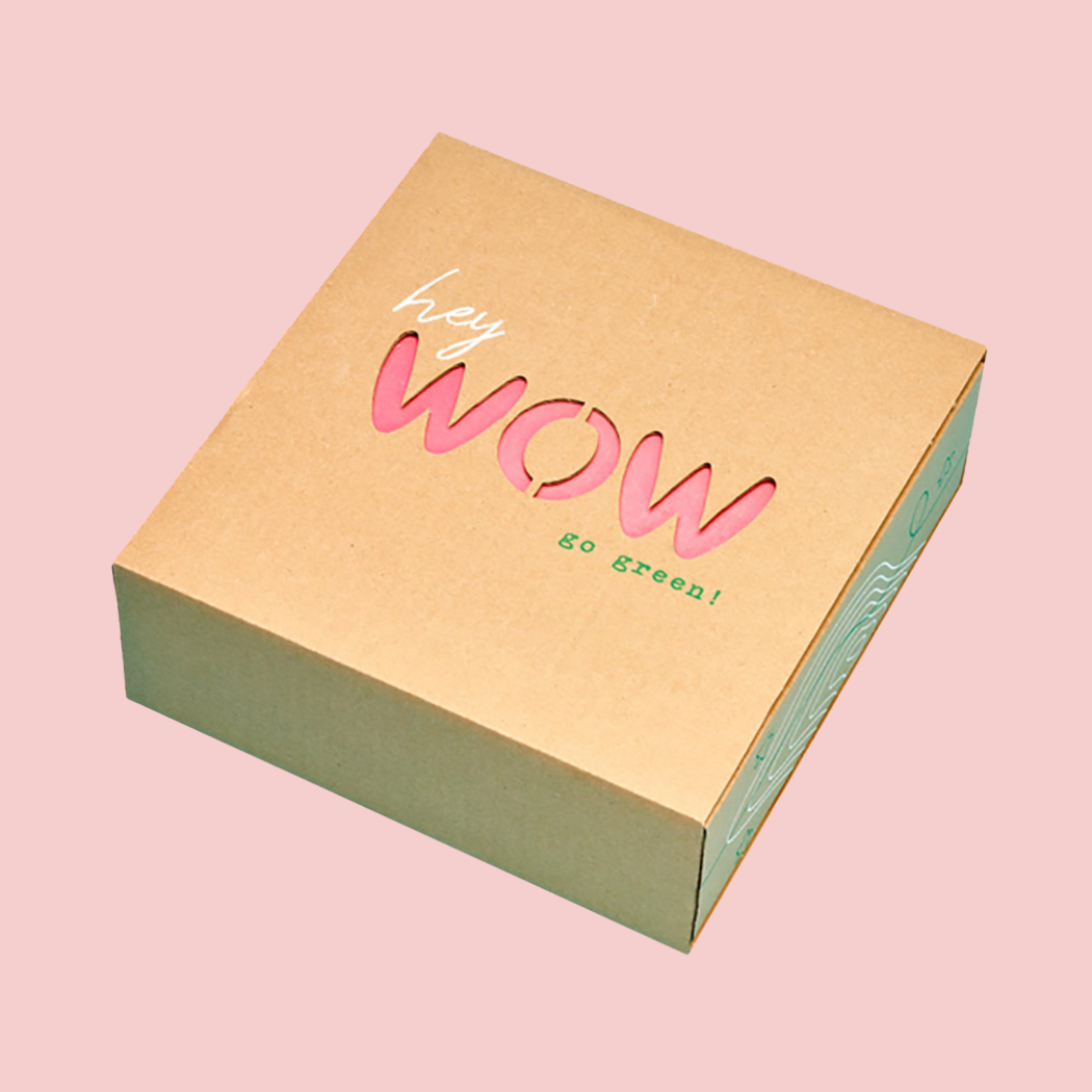 Geschenkbox von außen mit ausgestanztem WOW