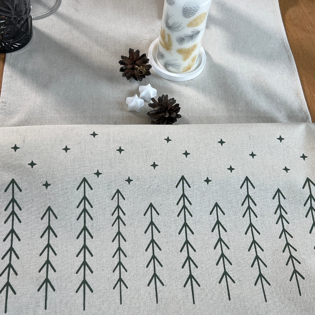 Tischläufer mit Tannenmotiv