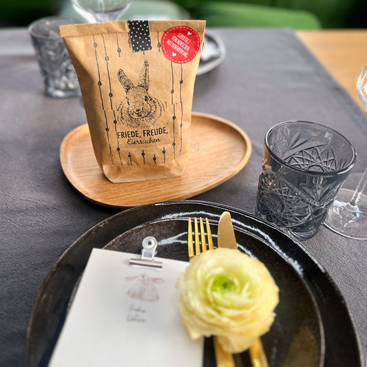 Ostergeschenke auf festlich gedecktem Tisch