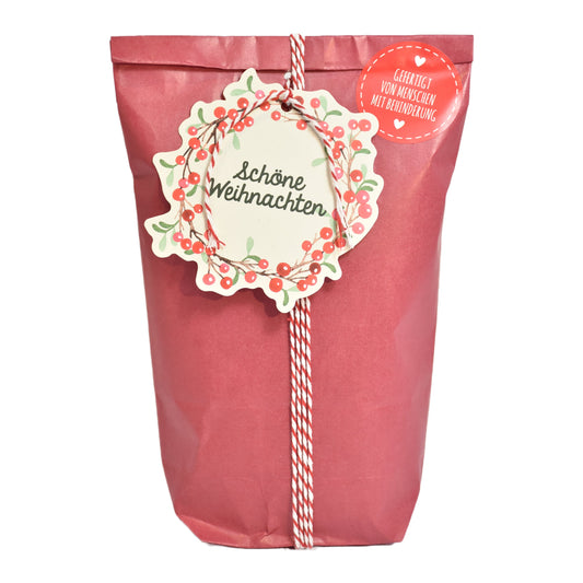 Wundertüte in rot mit Beerenkranz als weihnachtspräsente
