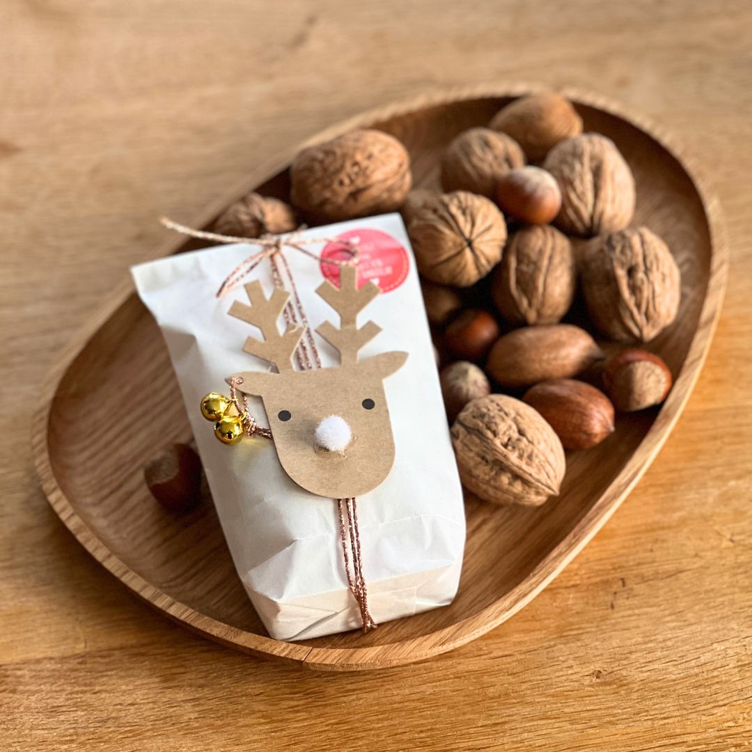 Rudi Rentier mit Süßigkeiten als Wichtelgeschenk