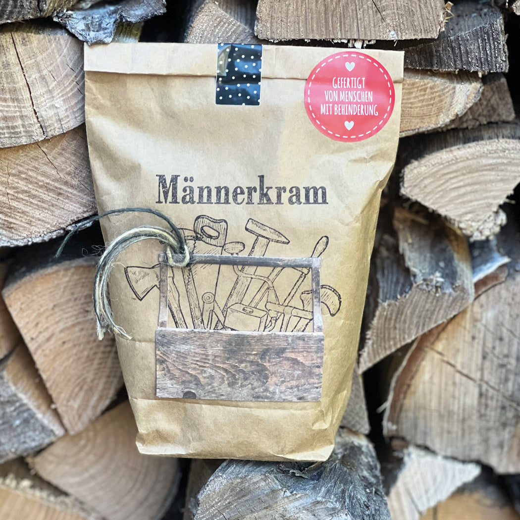 Männerkram auf Holzscheiten