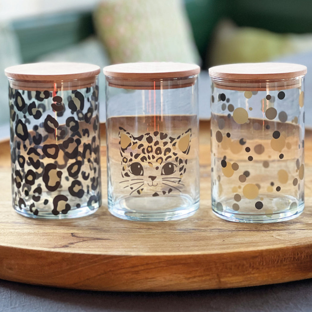 Vorratsglas Set im LEO Style auf Holztablett