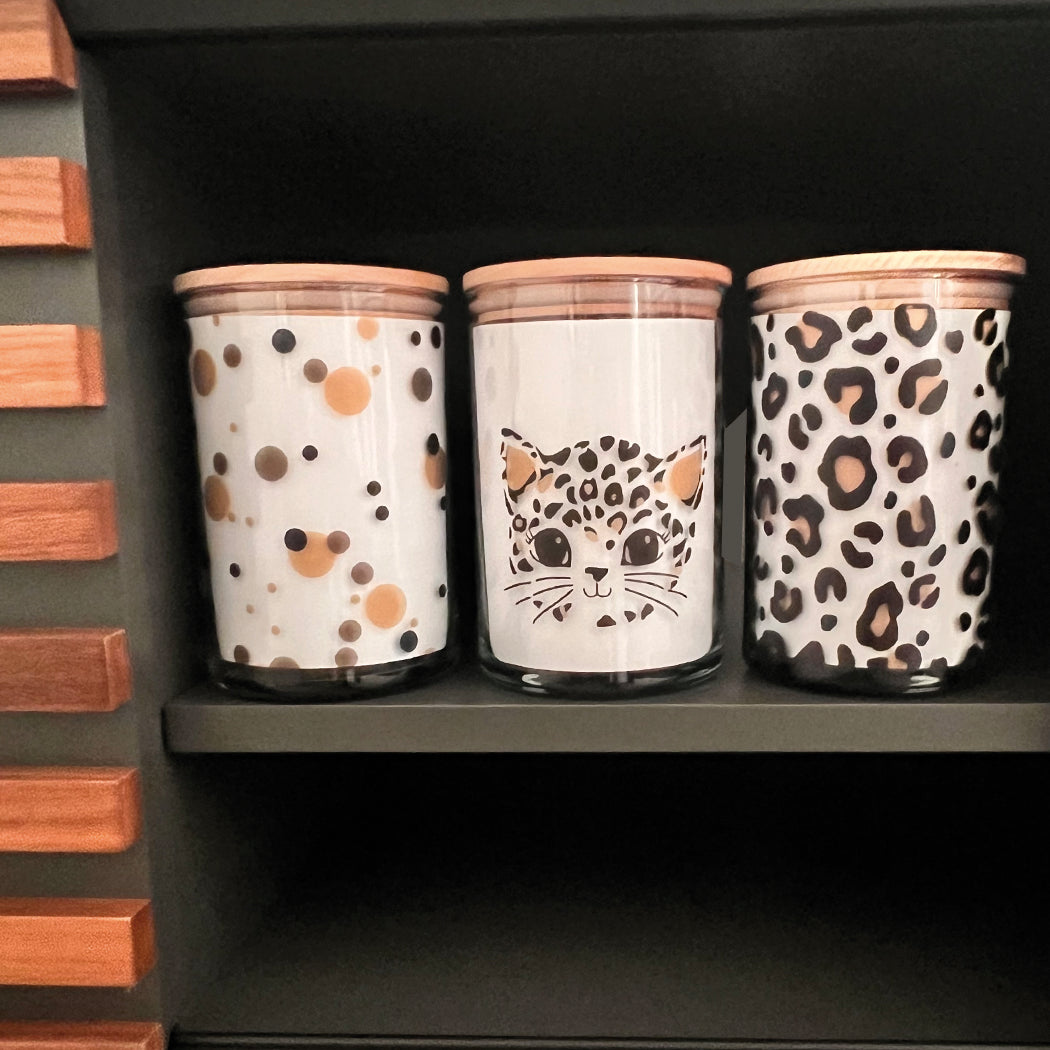 Glas mit Muster im Schrank