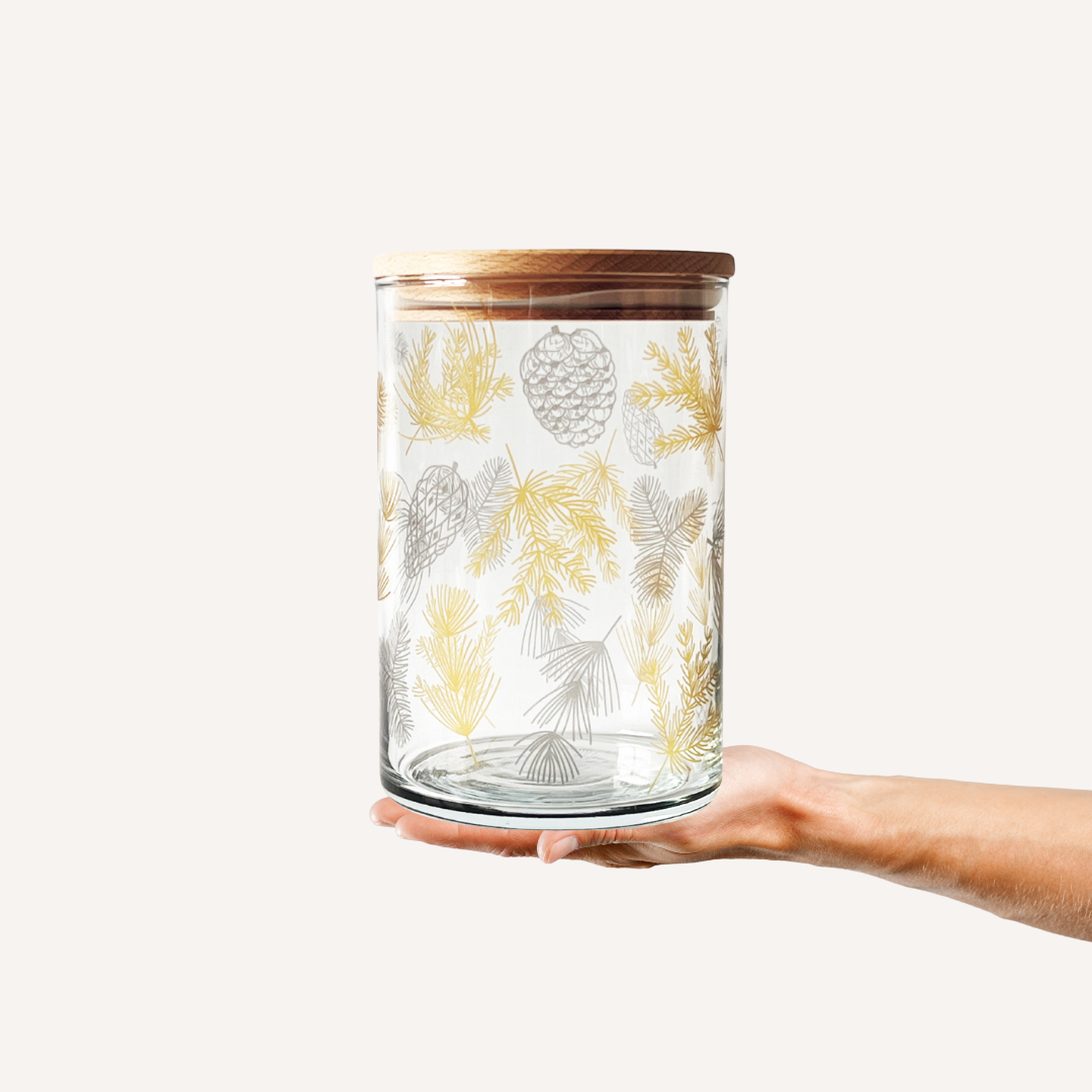 Proportion der Glasdose mit transparenten goldenen Tannenzweigen