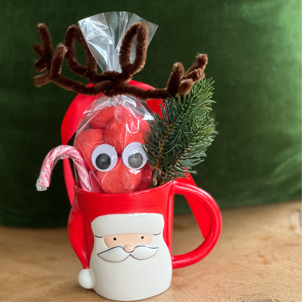 Weihnachtstasse gefüllt mit leckeren Dingen