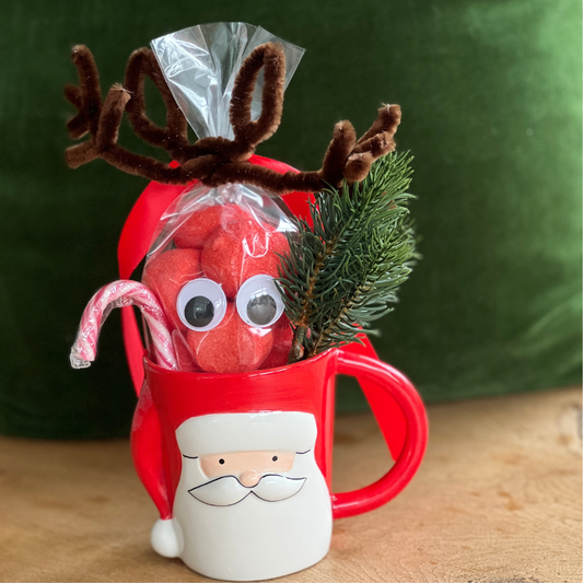 Weihnachtstasse gefüllt mit leckeren Dingen