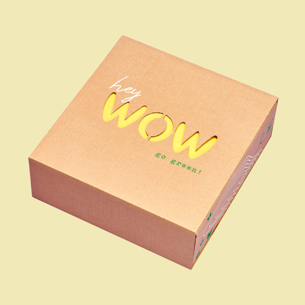 Geschenkbox von außen mit ausgestanztem WOW