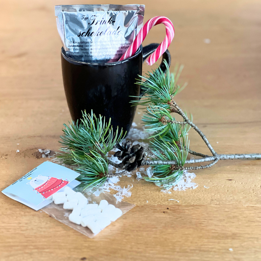 Heiße Trinkschokolade in der Weihnachtstüte