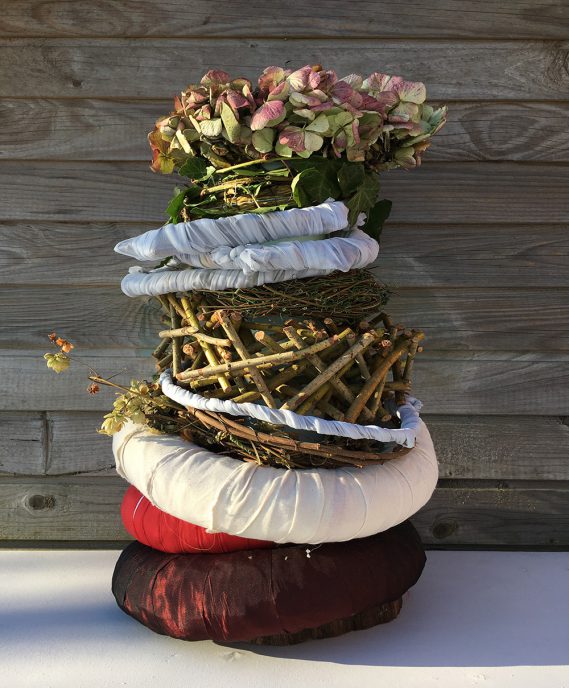 Erfahre, wie du aus Federn und Upcycling-Materialien deinen eigenen federleichten Boho-Kranz gestaltest.