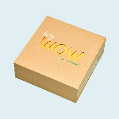 Geschenkbox von außen mit ausgestanztem WOW zum Geburtstag