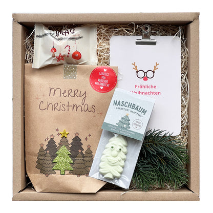 Weihnachtsüberraschung Box mit Wundertüte, Naschbaum, Glückskeks und Karte auf Holzwolle