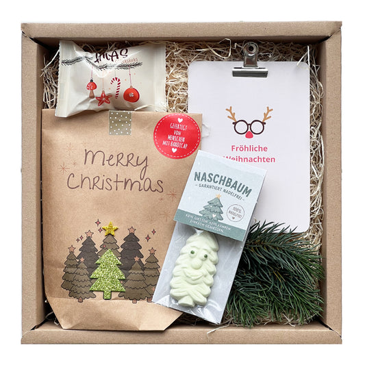 Weihnachtsüberraschung Box mit Wundertüte, Naschbaum, Glückskeks und Karte auf Holzwolle