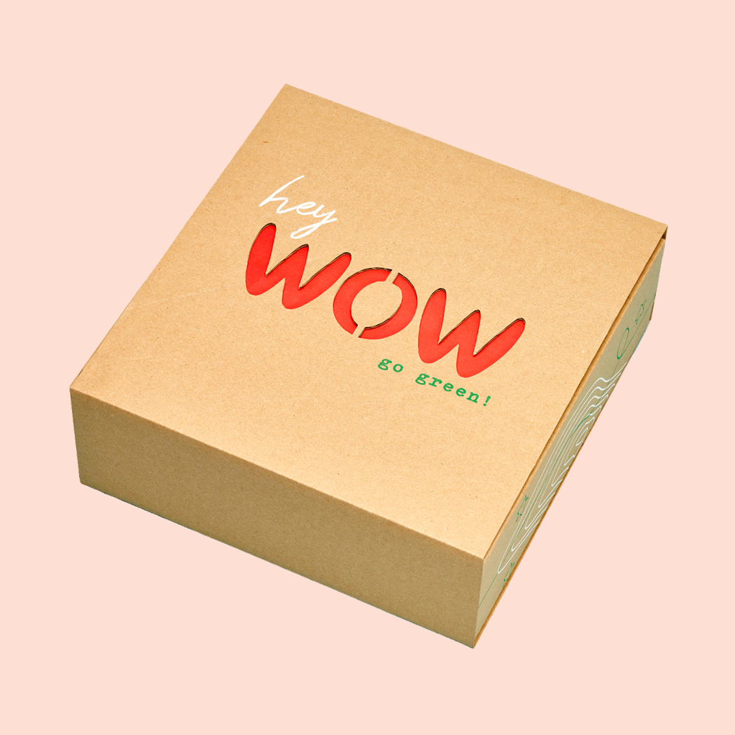 Geschenkbox von außen mit ausgestanztem WOW 