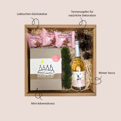 Adventszeit Geschenkbox Inhalte: Lebkuchen-Glückskekse, Winter Secco, Mini-Adventskranz, Tannenzapfen und -zweige als Deko