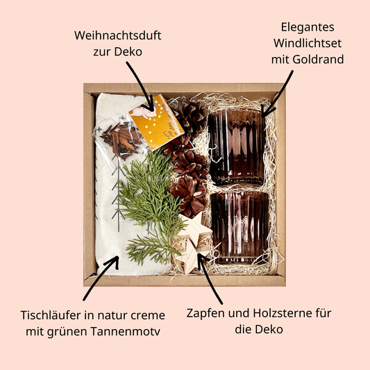 Weihnachtstischdeko mit Tischläufer und festlichen Teelichtgläsern