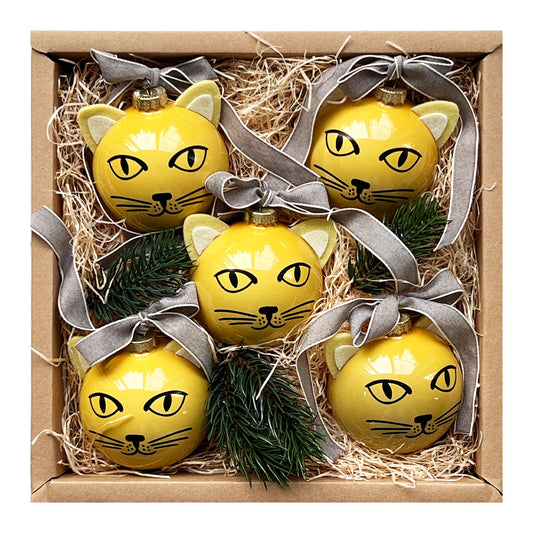 Weihnachtsbox für Katzenliebhaber mit Christbaumkugeln