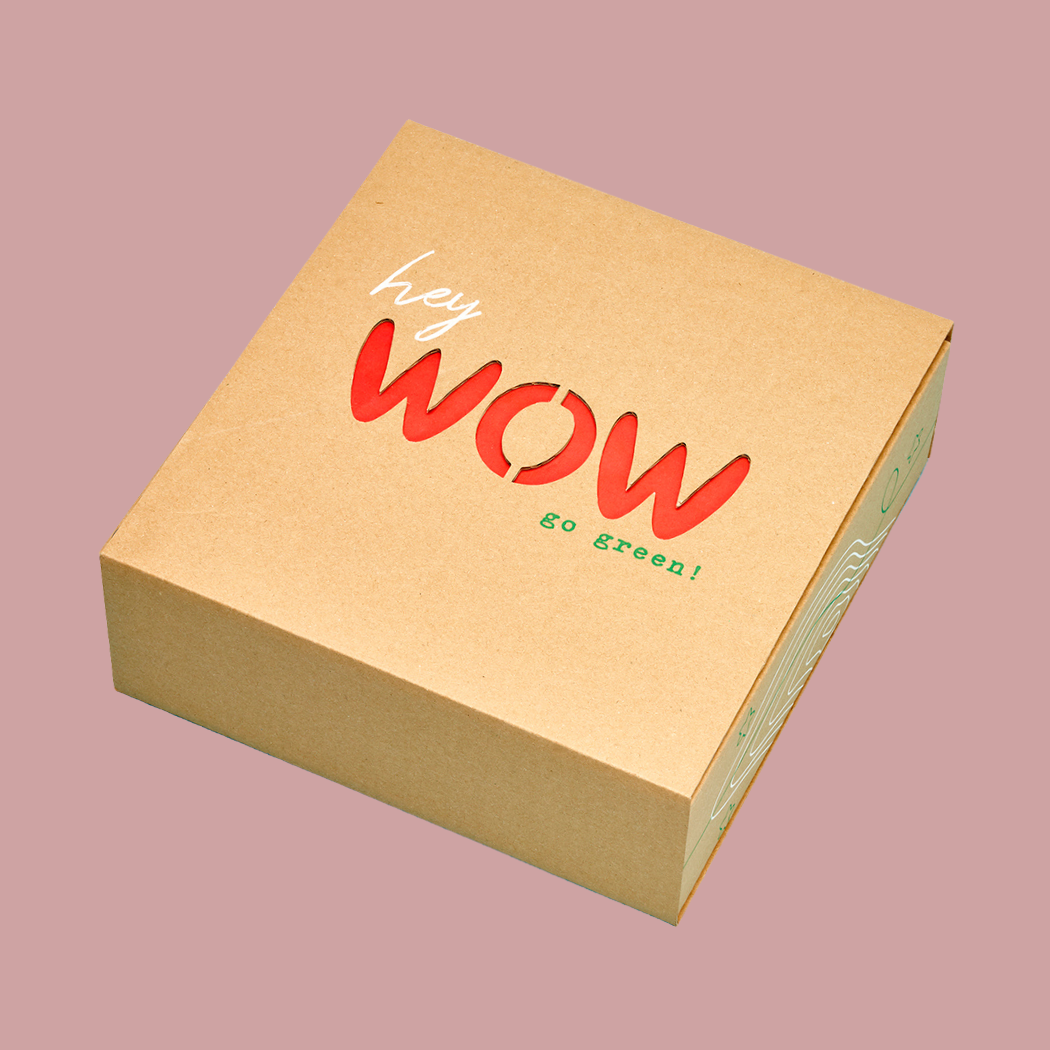 Geschenkbox von außen mit ausgestanztem WOW 