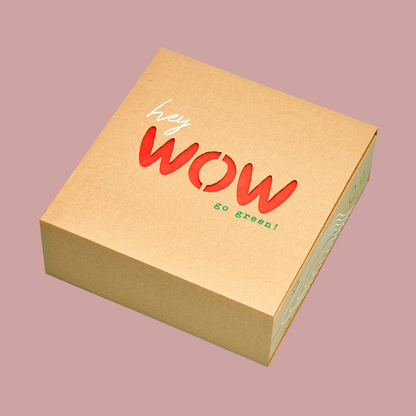 Geschenkbox von außen mit ausgestanztem WOW 