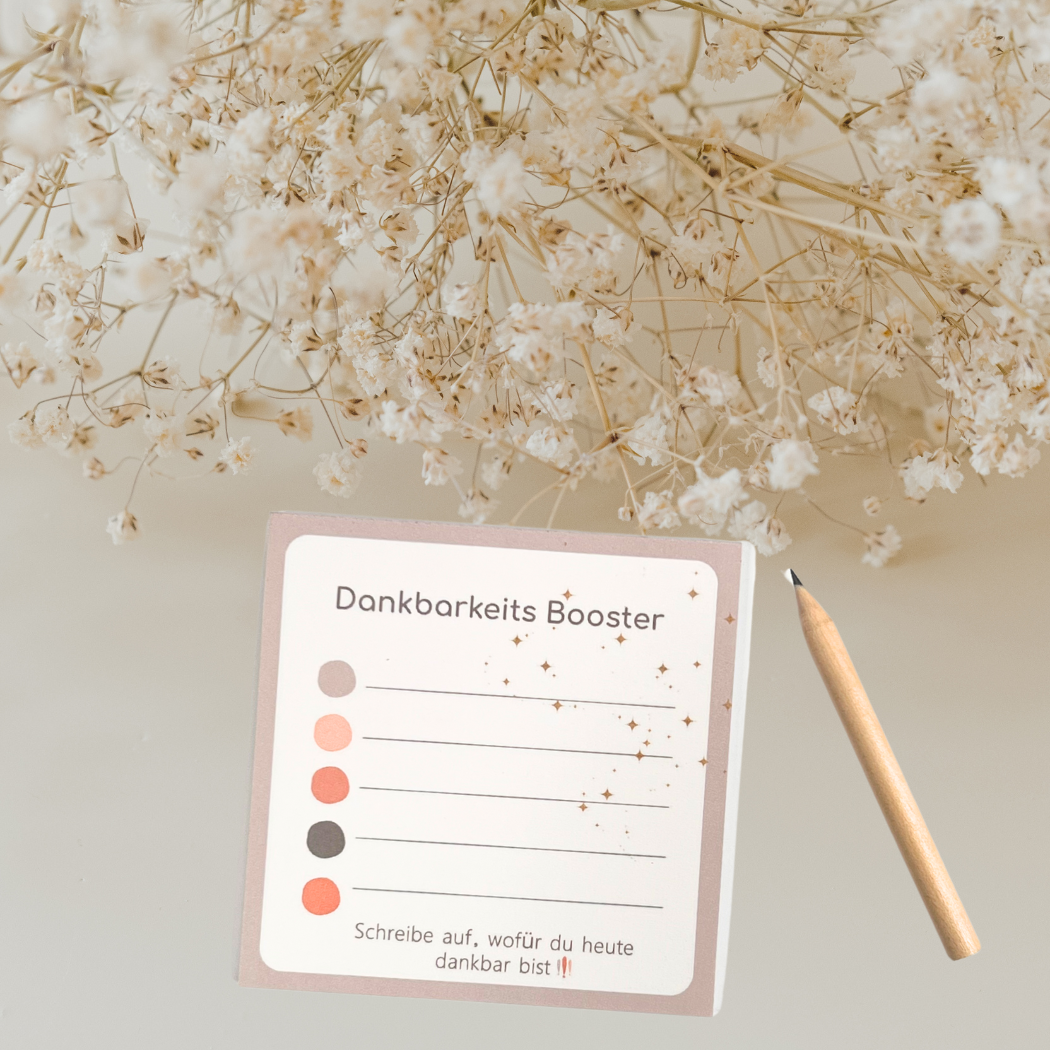 Schreibe auf, wofür du heute dankbar bist. Block mit Stift