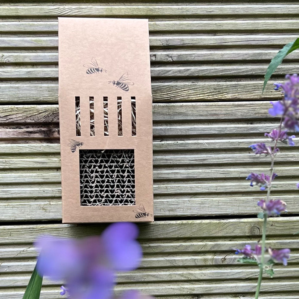 Wildbienenhotel an der Holzwand
