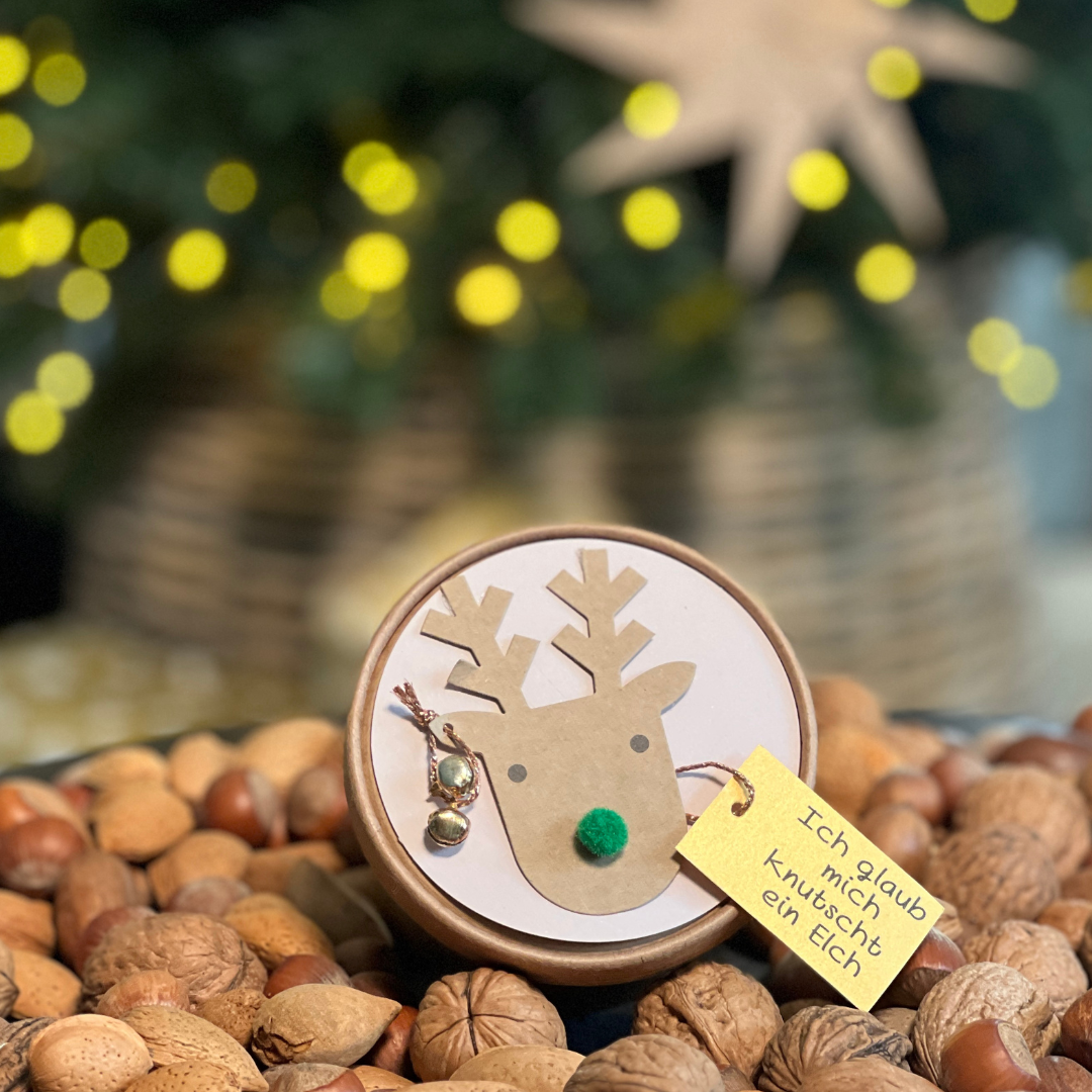 Rentier Becher mit leckeren Schokokugeln als Geschenk für einen Freund