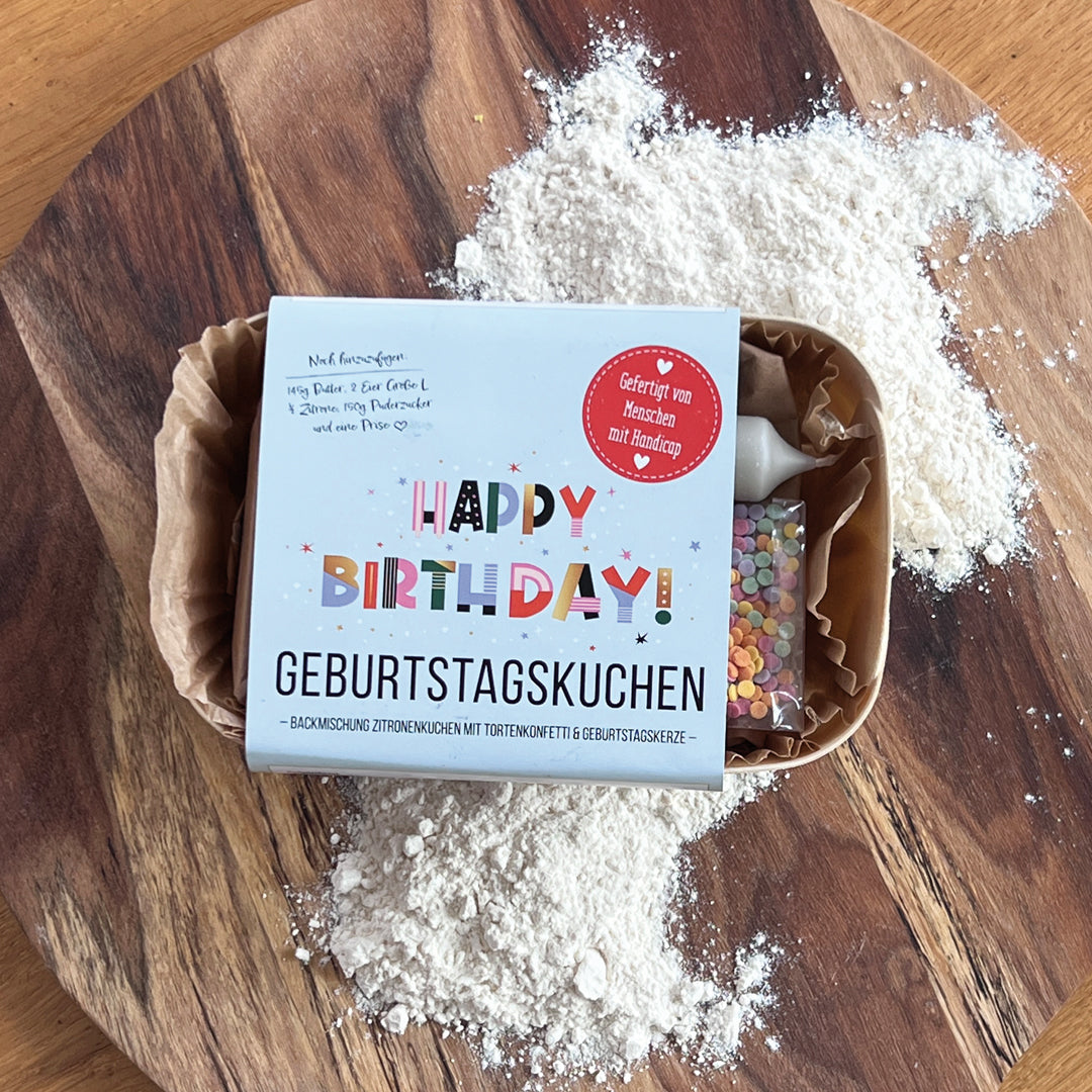 Geburtstagskuchen ohne künstliche Zusätze mit Tortenkonfetti und Kerze