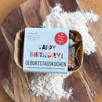Geburtstagskuchen ohne künstliche Zusätze mit Tortenkonfetti und Kerze