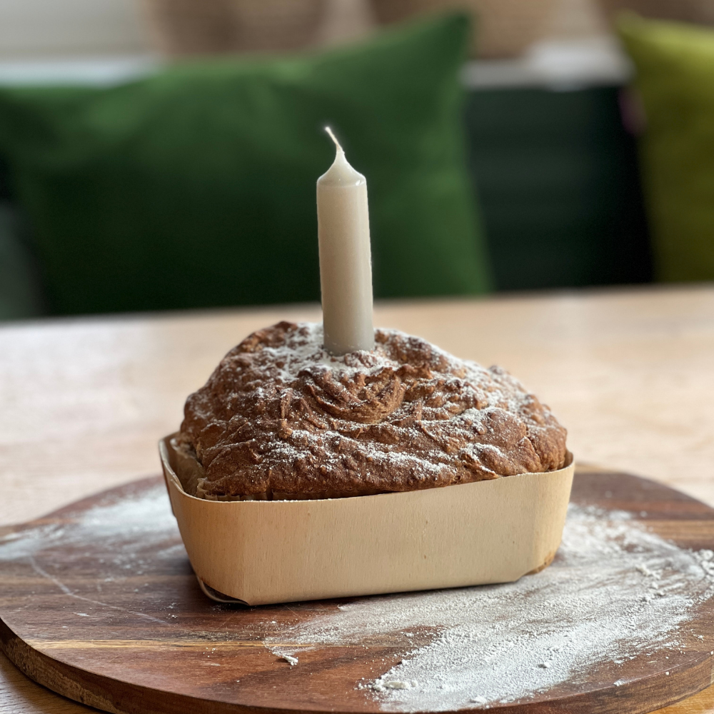 Geburtstagsbrot mit Kerze