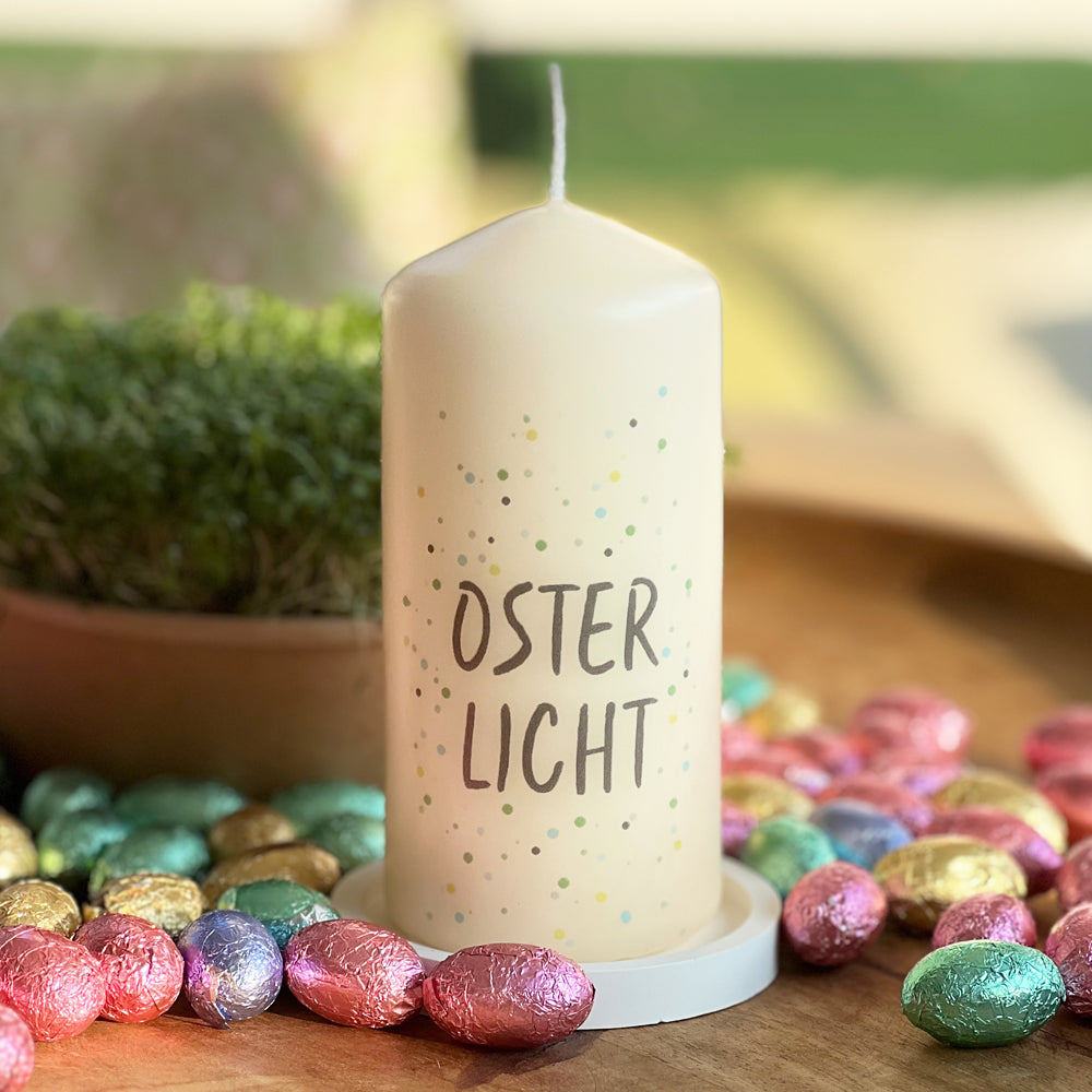 Kerze zu Ostern mit Schokoeiern
