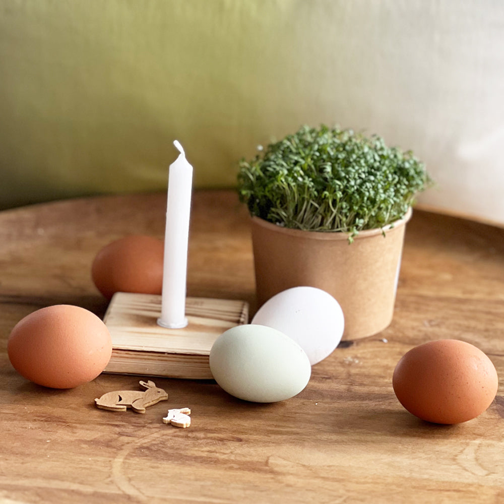 Kleine, natürliche Osterdeko mit Osterlicht und Eiern
