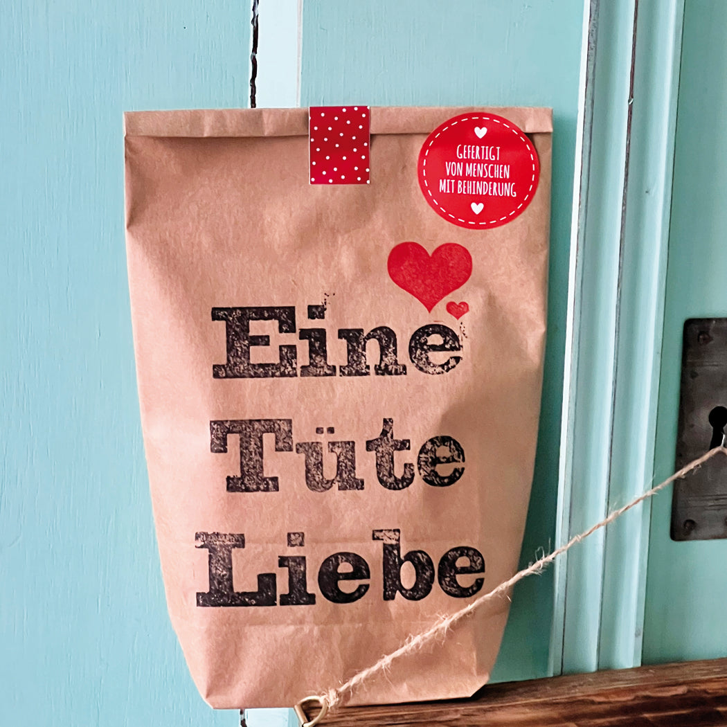 Eine Tüte Liebe aus Kraftpapier