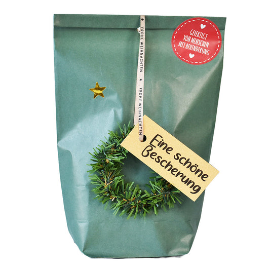Wundertüte in grün mit Tannenkranz und goldenem Stern als kundengeschenke weihnachten