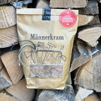 Männerkram auf Holzscheiten