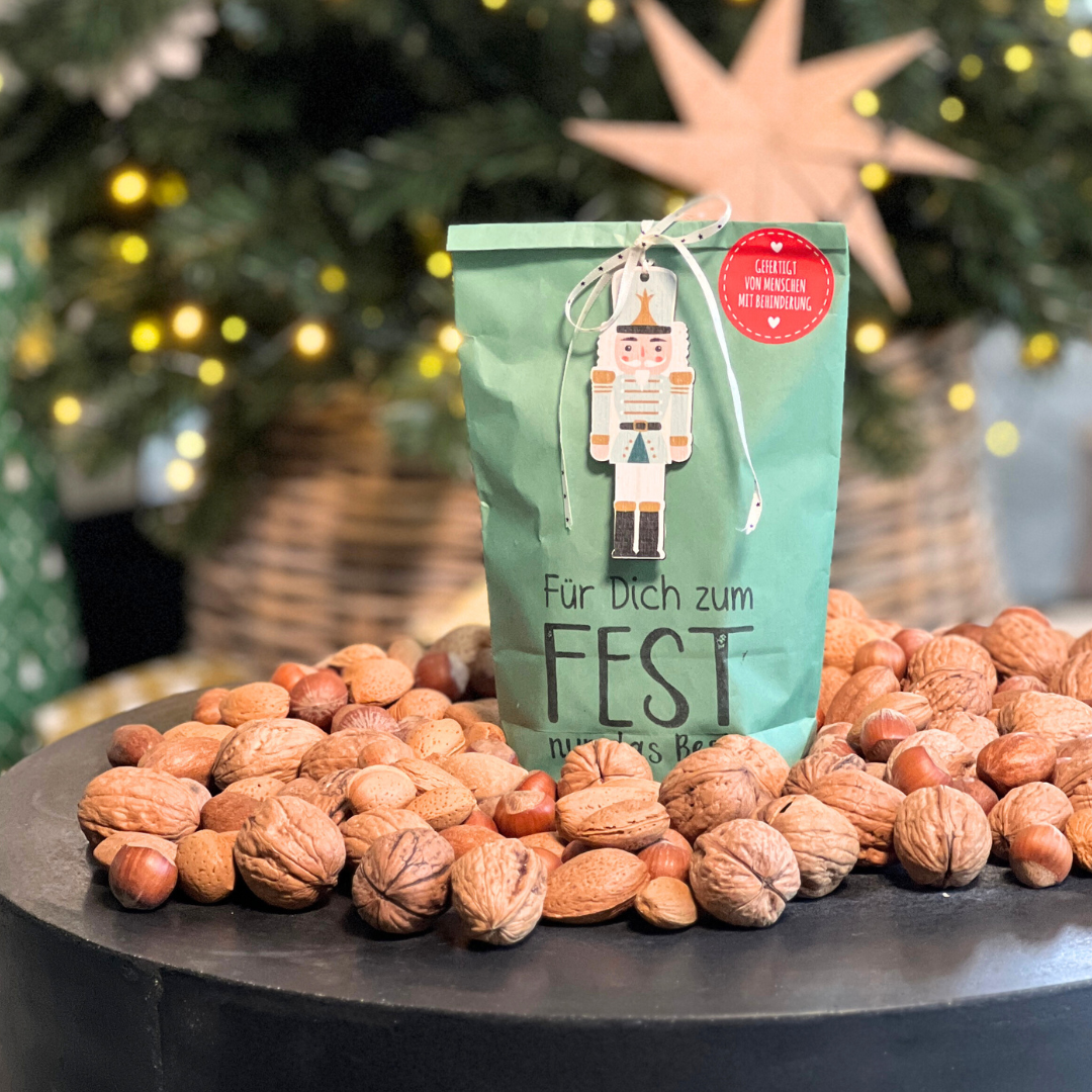 Tüte mit Holz Nussknacker Anhänger -als Wichtelgeschenk
