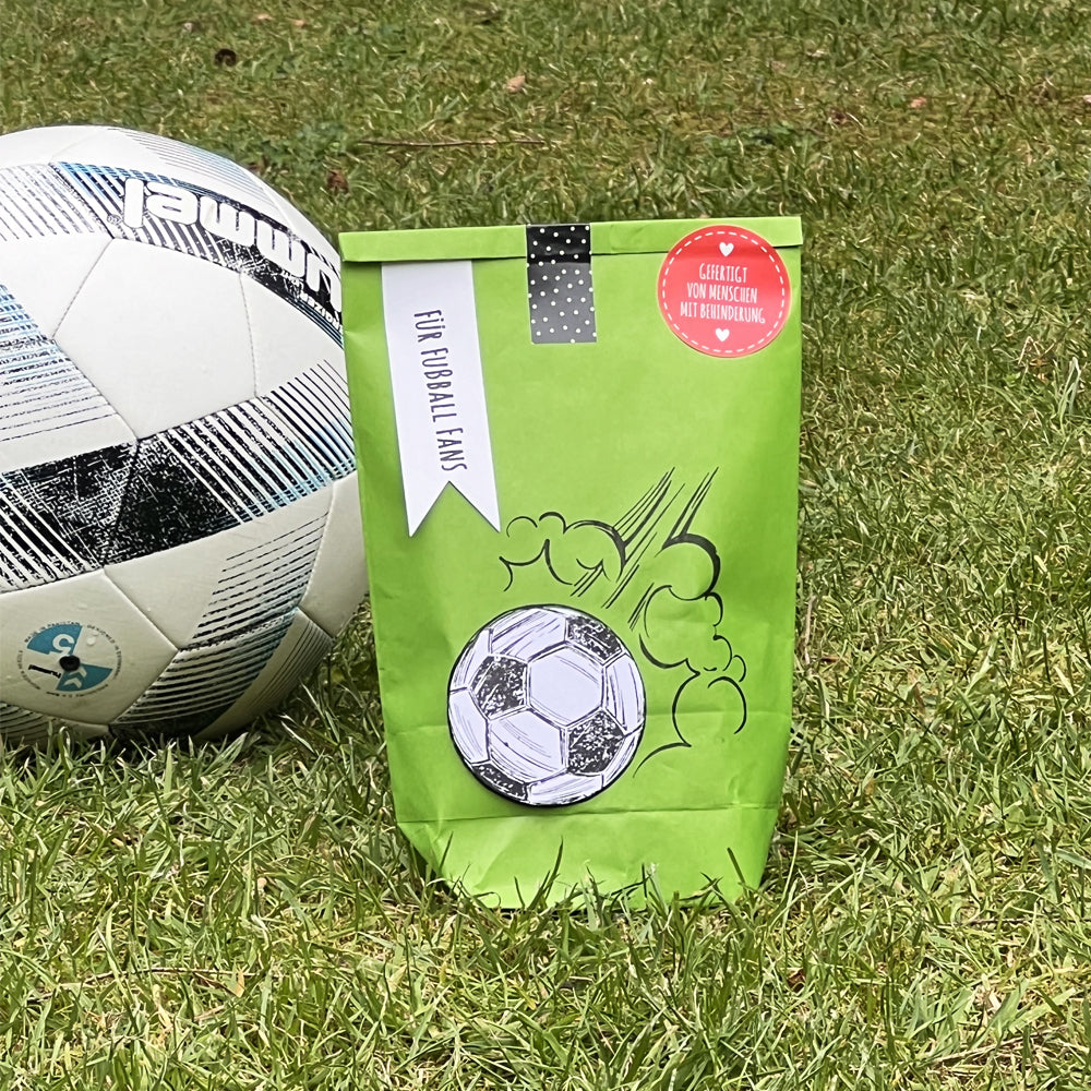 Fußballwundertüte mit weißem Ball auf Rasen