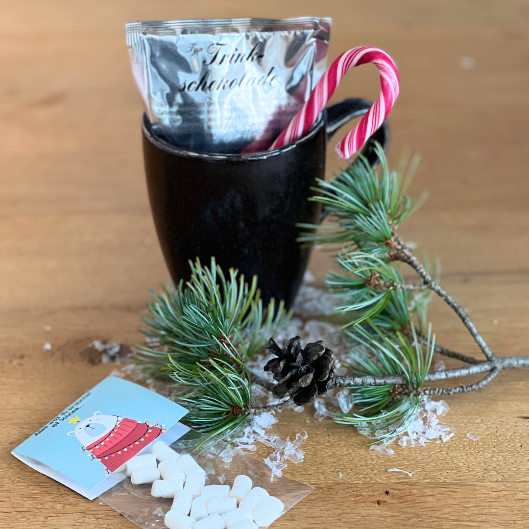 Inhalt der Tüte Zuckerstange , Mini Marshmellows und Trinkschokolade