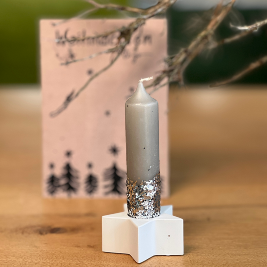 Weihnachtskarte mit Sternkerzenleuchter und Kerze