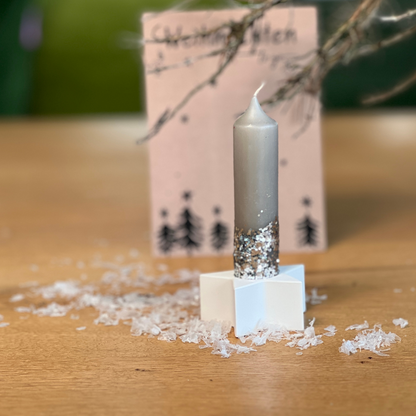 Zauberhafter weißer Stern Kerzenhalter mit silber - grauer Kerze