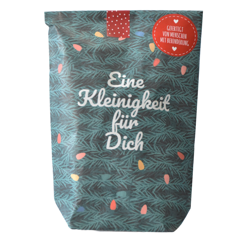 Tüte mit Tannengrün bedruckt, mit Schriftzug Eine Kleinigkeit für dich
