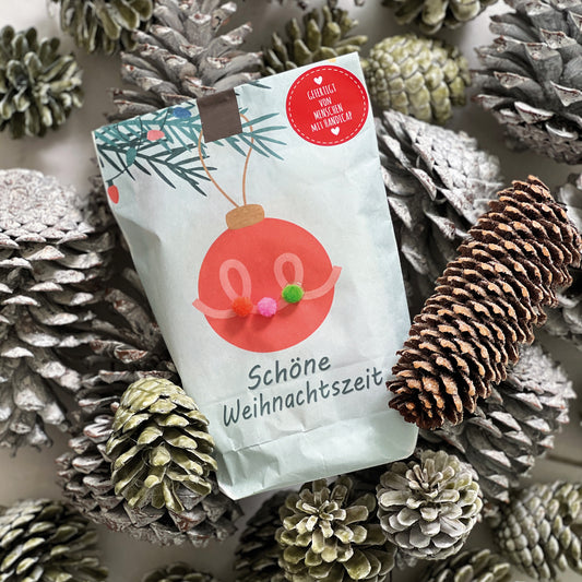 Besondere Weihnachtsgeschenke als Wundertüte mit Kugel