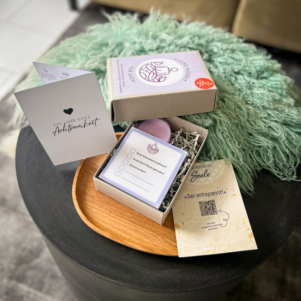 Mindset Box Inhalt: Achtsamkeitsübungen, digitales Entspannungscoaching, Lavendelteelicht und Rituale-Notizblock