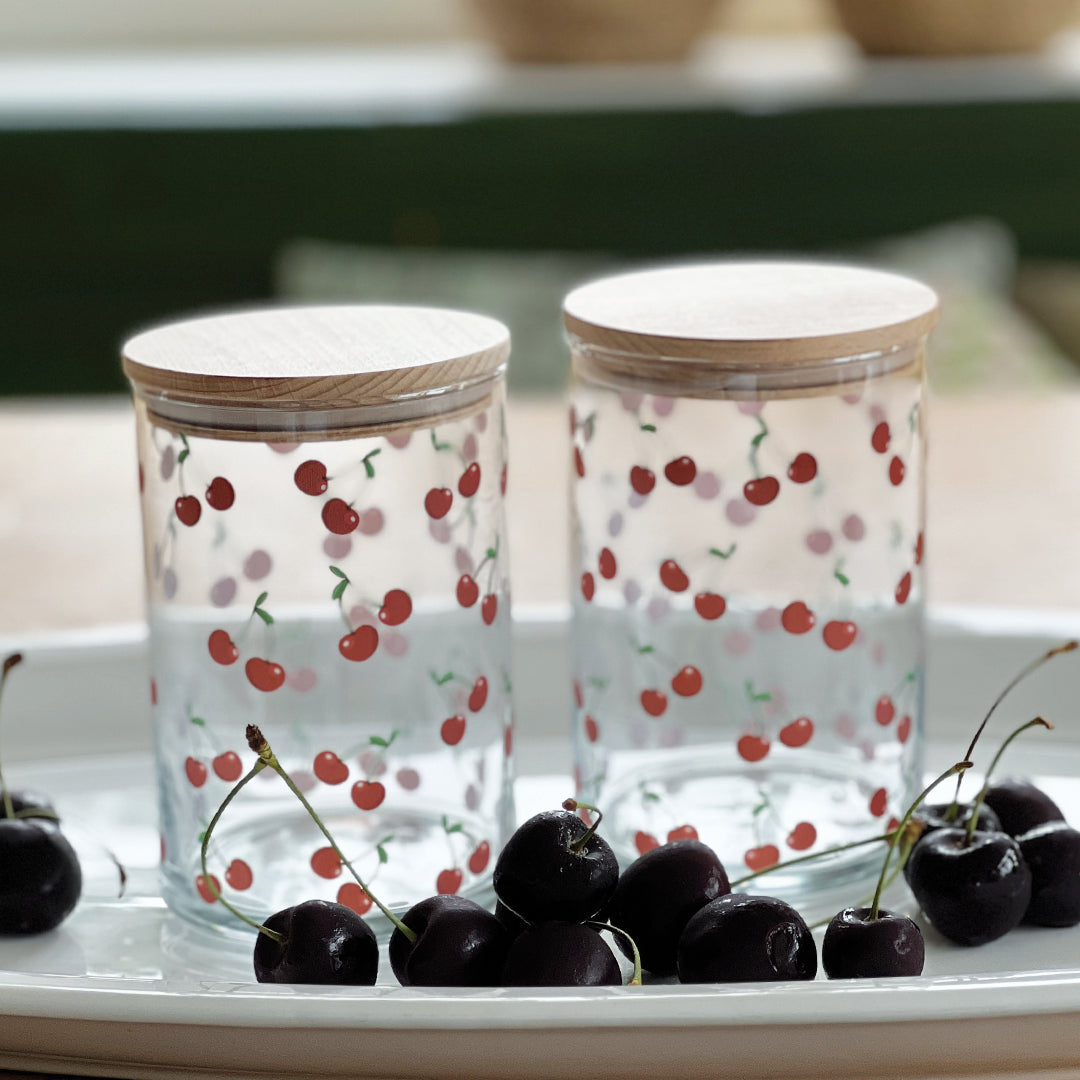 Vorratsglas mit Holzdeckel mit Kirschen