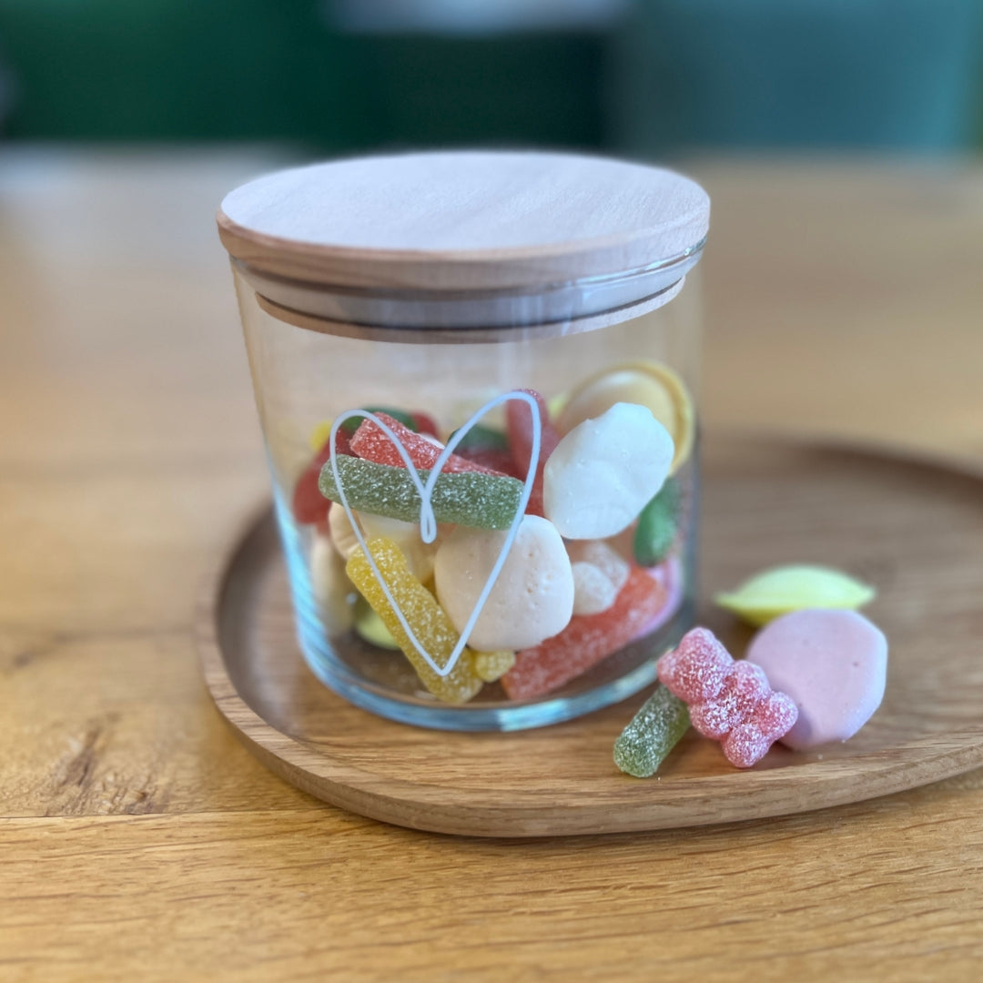 Glasdose mit Herz und Süßen Sachen