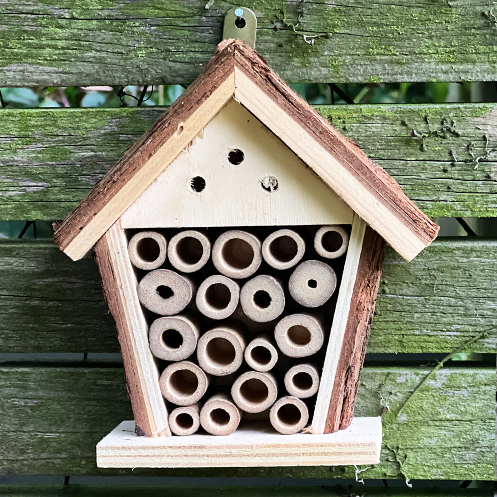 Insektenhotel aus Holz zur Erhaltung der Artenvielfalt
